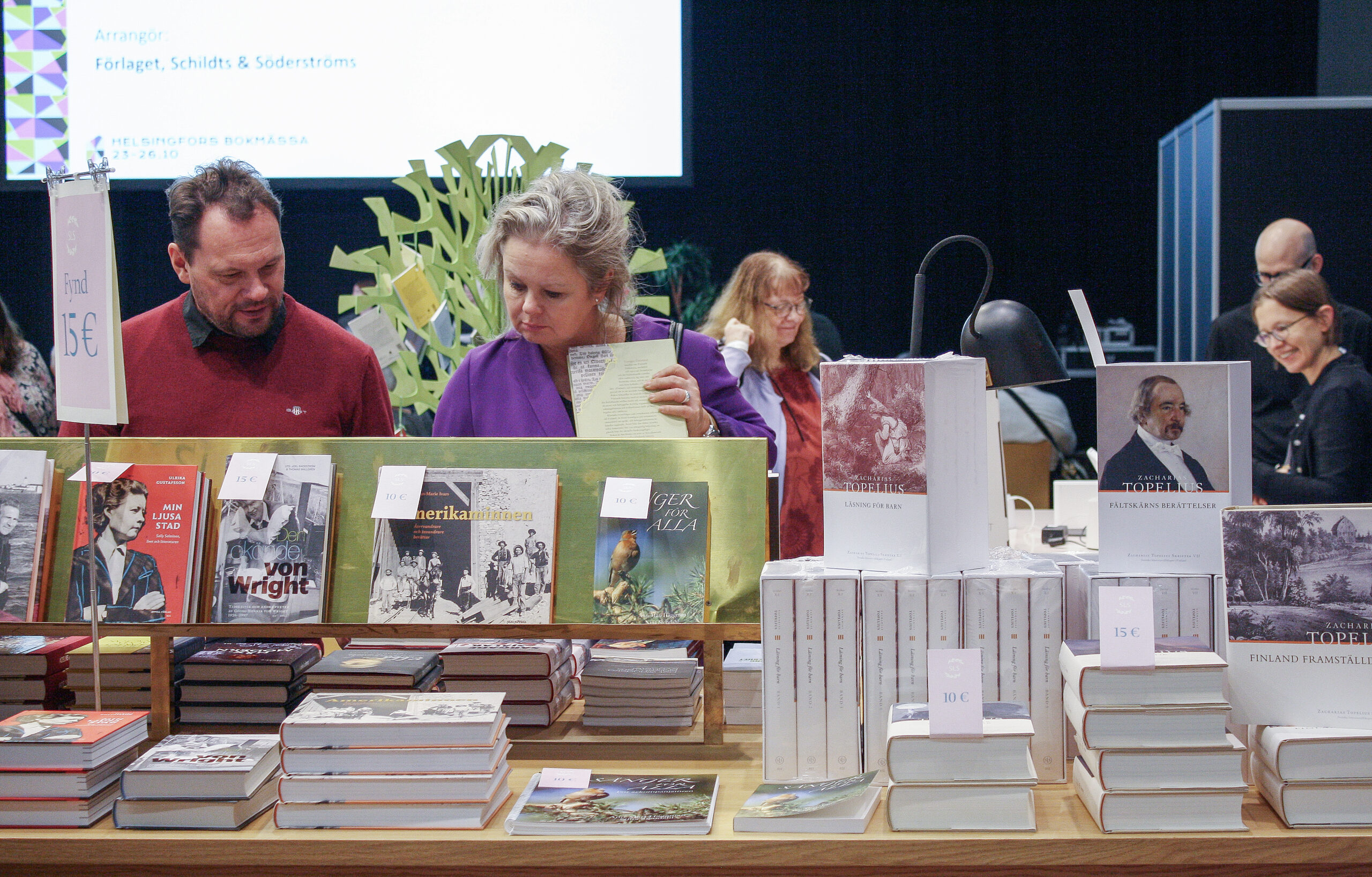 två personer vid ett bord med böcker