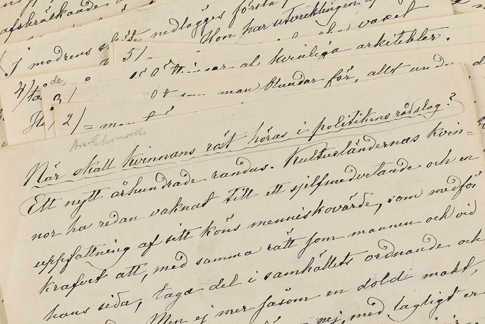 Handskriven text på papper.