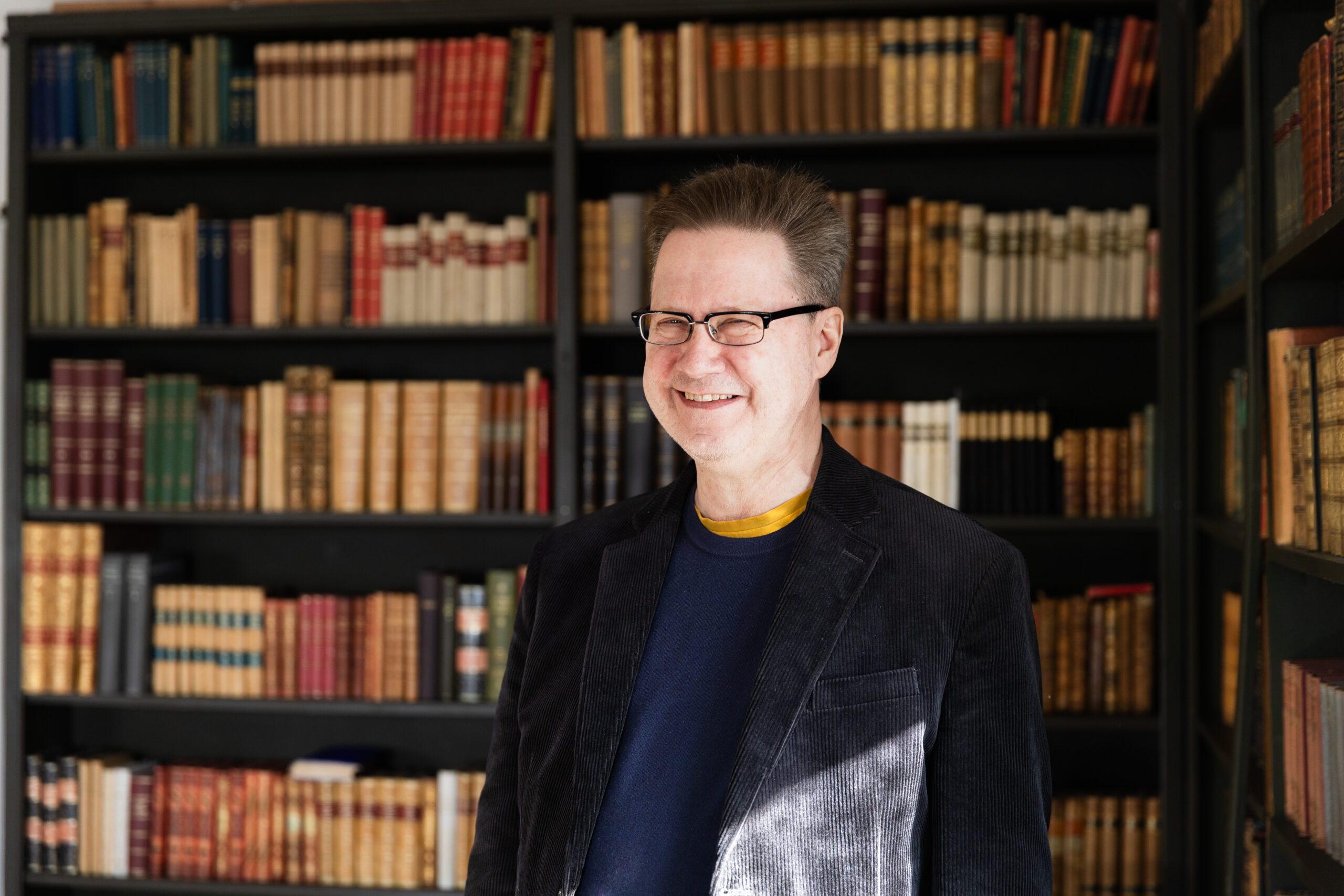 man i ett bibiliotek