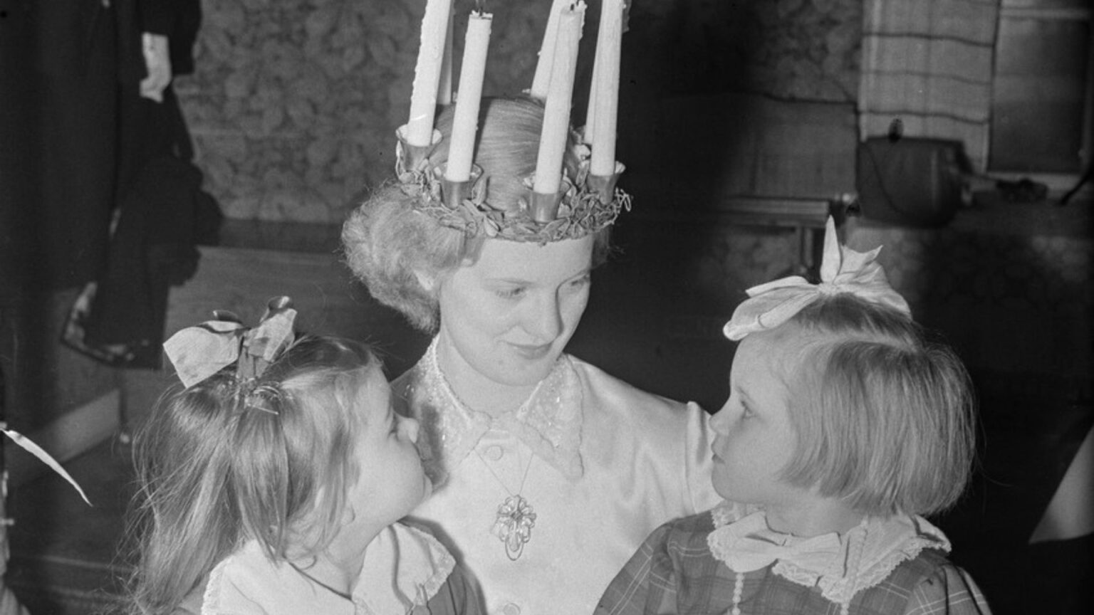 Lucia 1951 Maj-Britt Ekman, foto Hugo Sundström. Museiverket/JOKA Journalistinen kuva-arkisto.