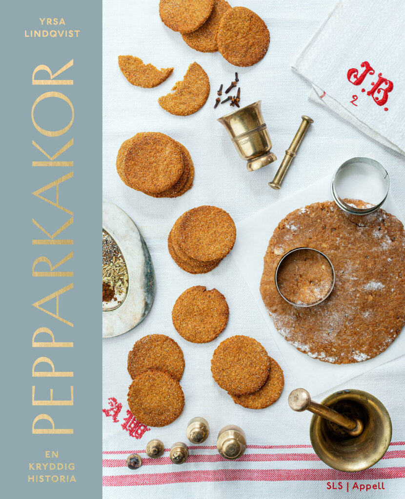 Foto av runda pepparkakor, kavlad deg med utstickare, mortel, mässingsmått, kryddor och handduk på vit duk; omslag till boken ”Pepparkakor”.