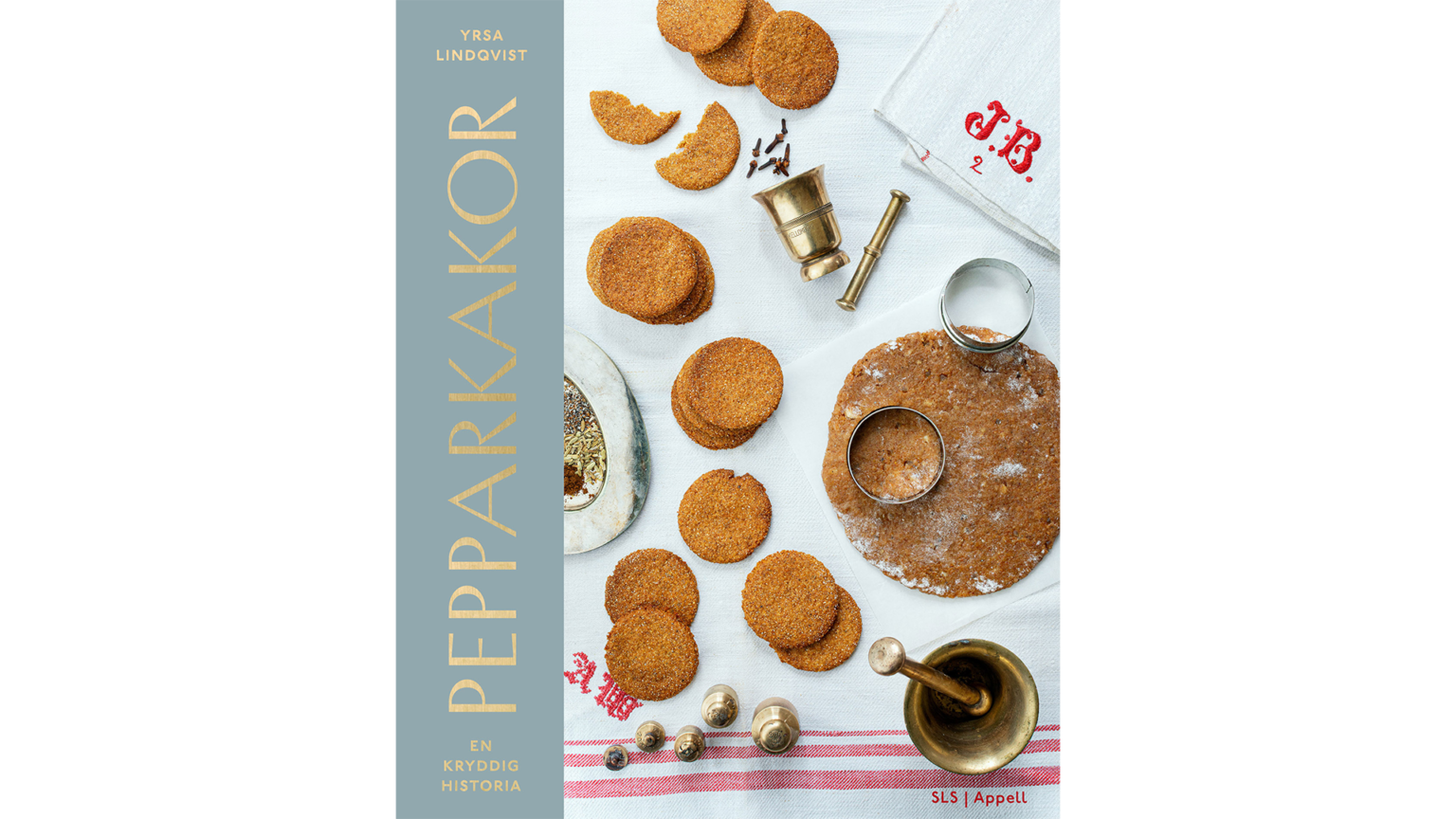Foto av runda pepparkakor, kavlad deg med utstickare, mortel, mässingsmått, kryddor och handduk på vit duk; omslag till boken ”Pepparkakor”.