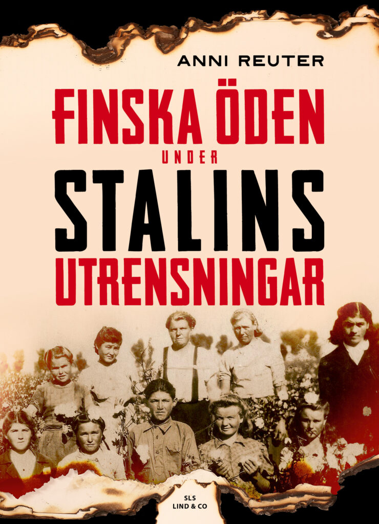 Bokomslag med brända kanter, stora röda och svarta bokstäver, samt ett gammalt gruppfoto av män och kvinnor i fält. Titel: ”Finska öden under Stalins utrensningar”.